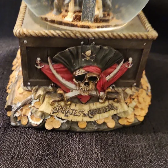 WALT DISNEY PIRATES ☠️ OF THE CARIBBEAN SNOW GLOBE. SKELETON SHIP WHEEL GLITTER - Picture 2 of 10
